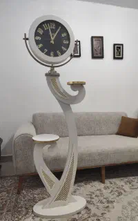ساعت ایستاده سفید