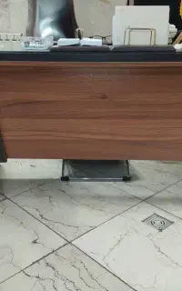 فروش دو عدد میز اداری باشیشه رومیزی