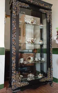 بوفه تمیزفقط شیشه پشت سر شکسته