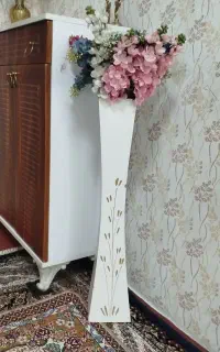 گلدان چوبی همراه با گلهای رنگی مصنوعی