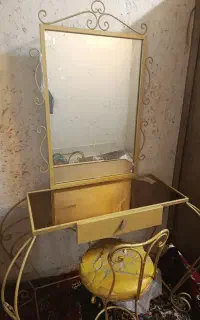 میز آرایشی فلزی جنس اصل به فروش می رسد
