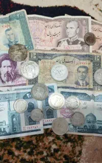 مقداری پول وسکه قدیمی فروشی