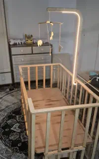تخت کنار مادر