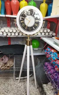 ساعت ایستاده پایه دار