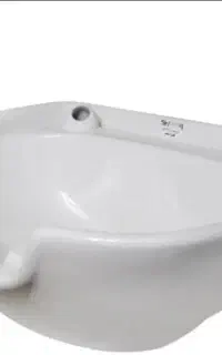سرشور سفید در حد نو و صندلی اصلاح درحد نو