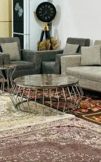 فروش مبل ۹ نفره طوسی همراه یک میز بزرگ و یک عسلی