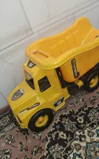 دوتا کامیون‌ اسباب بازی بزرگ