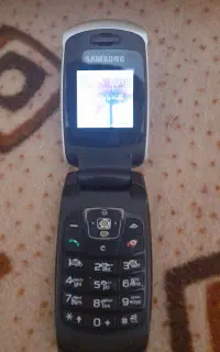گوشی تاشو سامسونگ سالم،شارژرم دارد