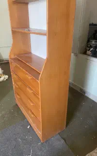 کتابخانه و دراور لباس
