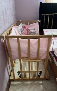 تخت کنار مادر