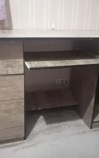 میز کامپیوتر سالم بدون  خط و خشی فقط دستگیره نداره