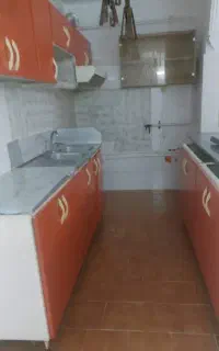 کابینت و سنگ روی آن و سینک و شیر آب