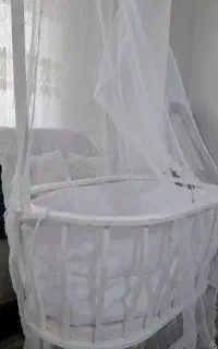 گهواره و تخت کنار مادر