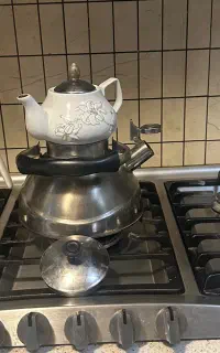 کتری و قوری خارجی کاملا سالم و و تعدادی وسایل دیگه