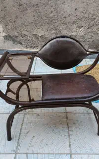 صندلی زیر تلفنی