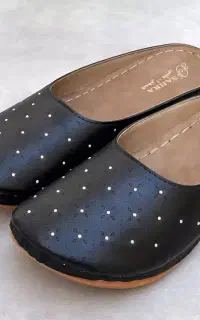 دمپایی کراکس و طبی وچند عدد کیف