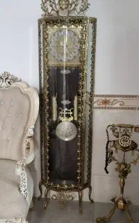 ساعت برنزی ایستاده