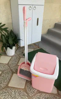 سطل زباله و ست جارو خاک‌انداز صورتی