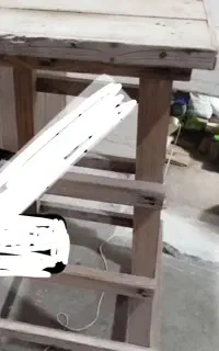 چهارپایه چوبی سالم بدون هیچ مشکلی