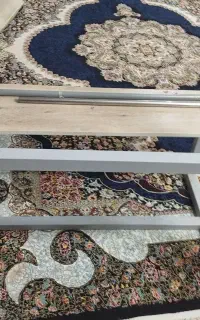 دار قالی با نیمکت که به آن وصل است
