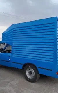 راننده با ماشین نیسان مسقف