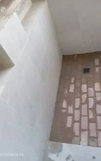 کاره خورده کاری کاشی و ایزوگام لوله کشی انجام و...