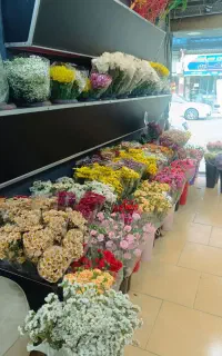 دکور گلفروشی همراه با گلدان