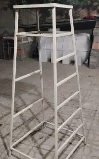 چهار پایه فلزی
