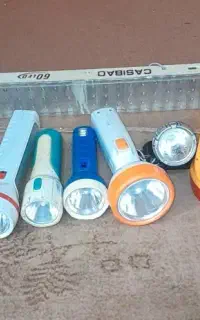 تعدادی چراغ شارژی و یک لامپ ال ای دی طرح پنکه