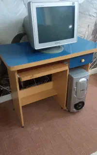 میز کامپیوتر در حد نو