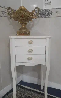میز و مجسمه