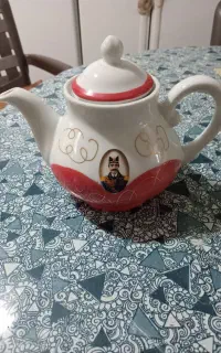 یک عدد قوری چینی