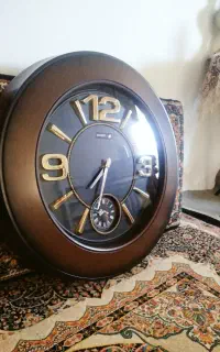 ساعت دیواری در حد نو