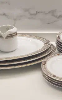 تعدادی ظرف چینی و بلور