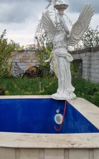 مجسمه اباژور کنار استخری