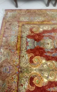 فرش لاکی برند محتشم کاشان ومبل نه نفره چوب گردو ست