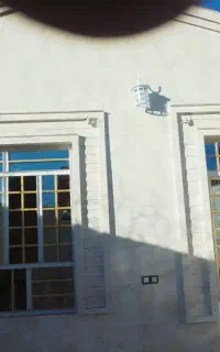 نقاش در پنجره و نقاشی ساختمان