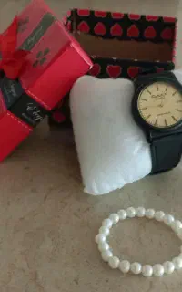 ساعت همراه با یک دستبند