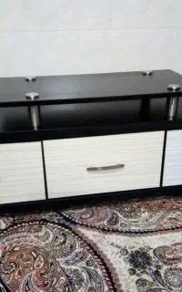 میز تی وی و گلدان