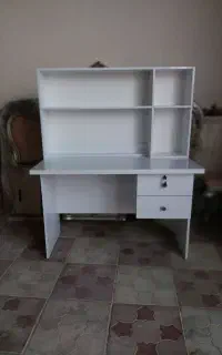 میز تحریر و کتابخانه