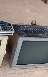 سه عدد مانیتور با کیبورد سالمو ماوس