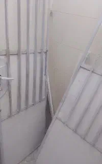 دو لنگ درب اهنی و چهار عدد درب چوبی