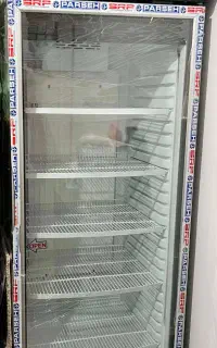 یخچال تک در ایستاده