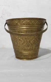 سطل برنجی خیلی قدیم حکاکی شده