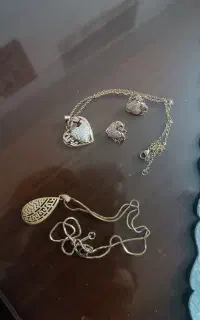 ست گوشواره و گردنبند،و یه تک گردنبند