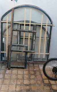 ۲ عدد پنجره و یک عدد در