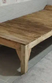 تخت یا نیمکت سنتی چوبی