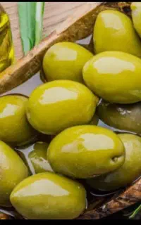 فروشنده در فروشگاه زیتون
