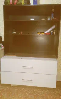 یک عدد کتابخانه ودراور دو کشو