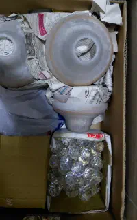 تعداد زیادی گوی کریستال لوستر بهمراه جام لاله ب